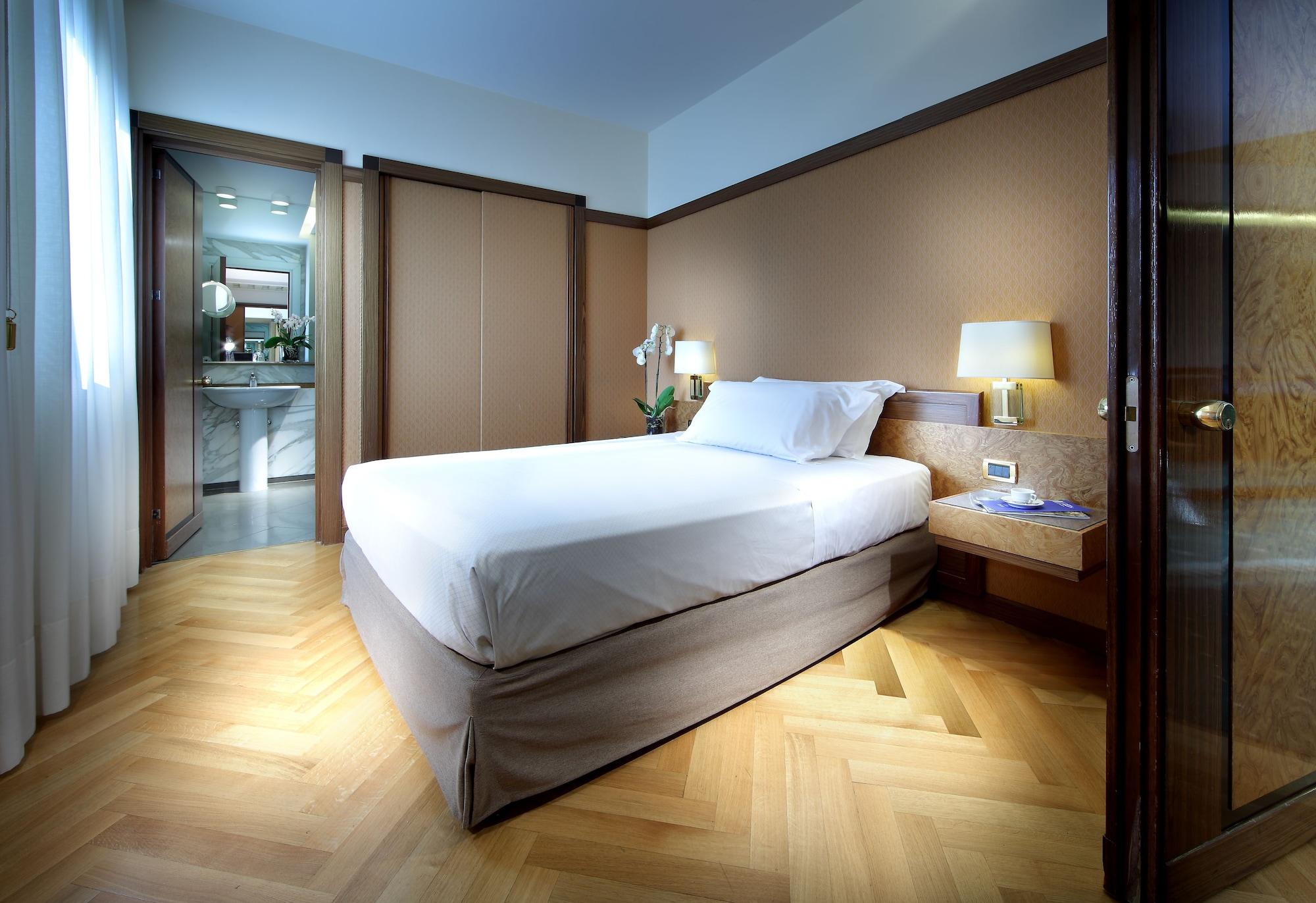 Exe Majestic Hotel Napoli Bagian luar foto