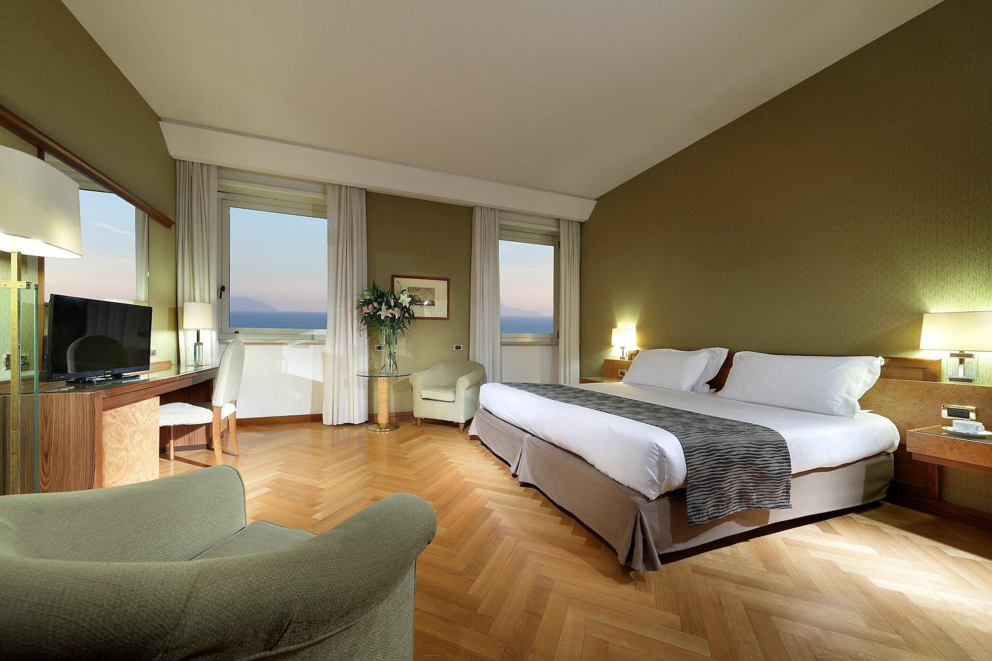 Exe Majestic Hotel Napoli Bagian luar foto