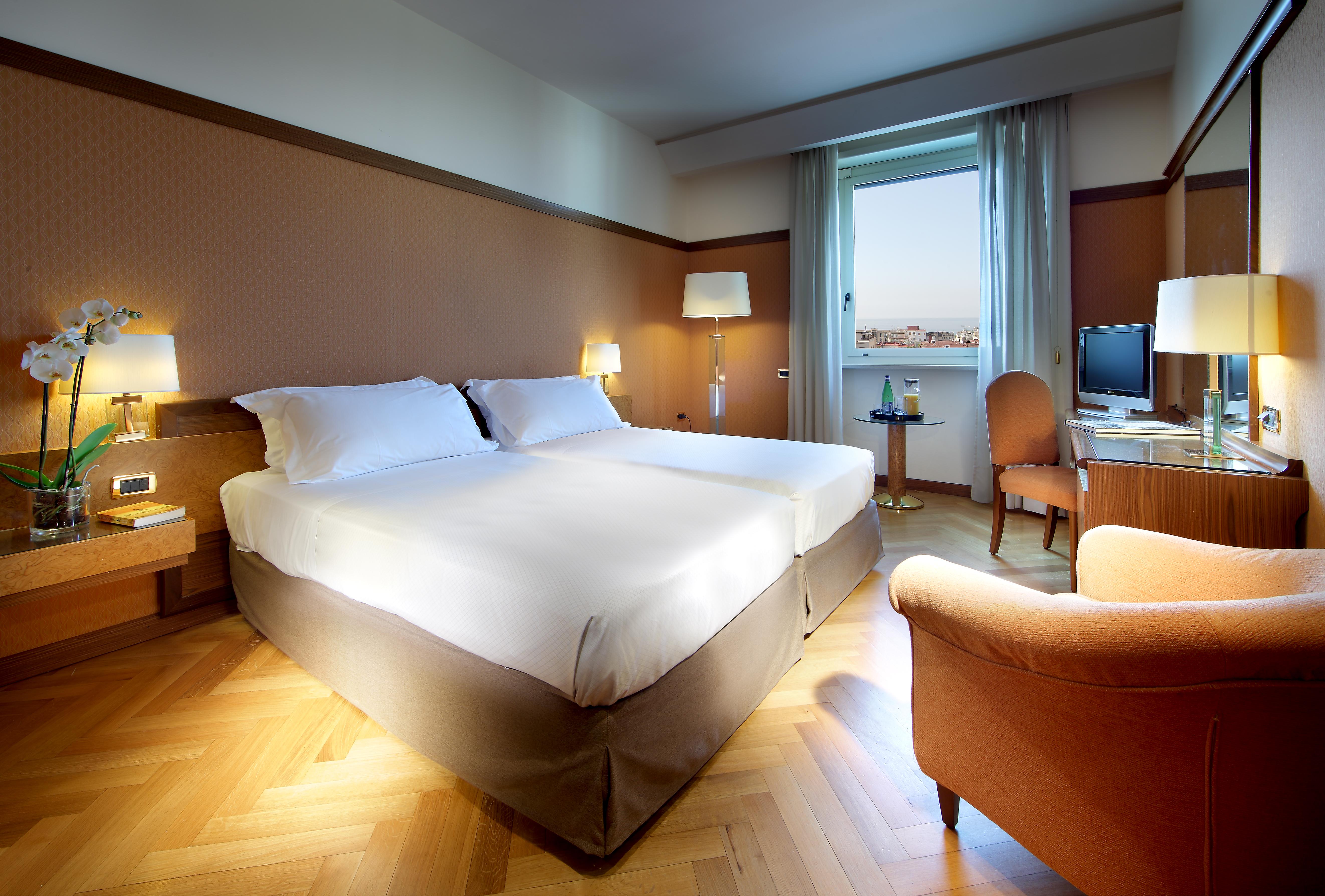 Exe Majestic Hotel Napoli Bagian luar foto