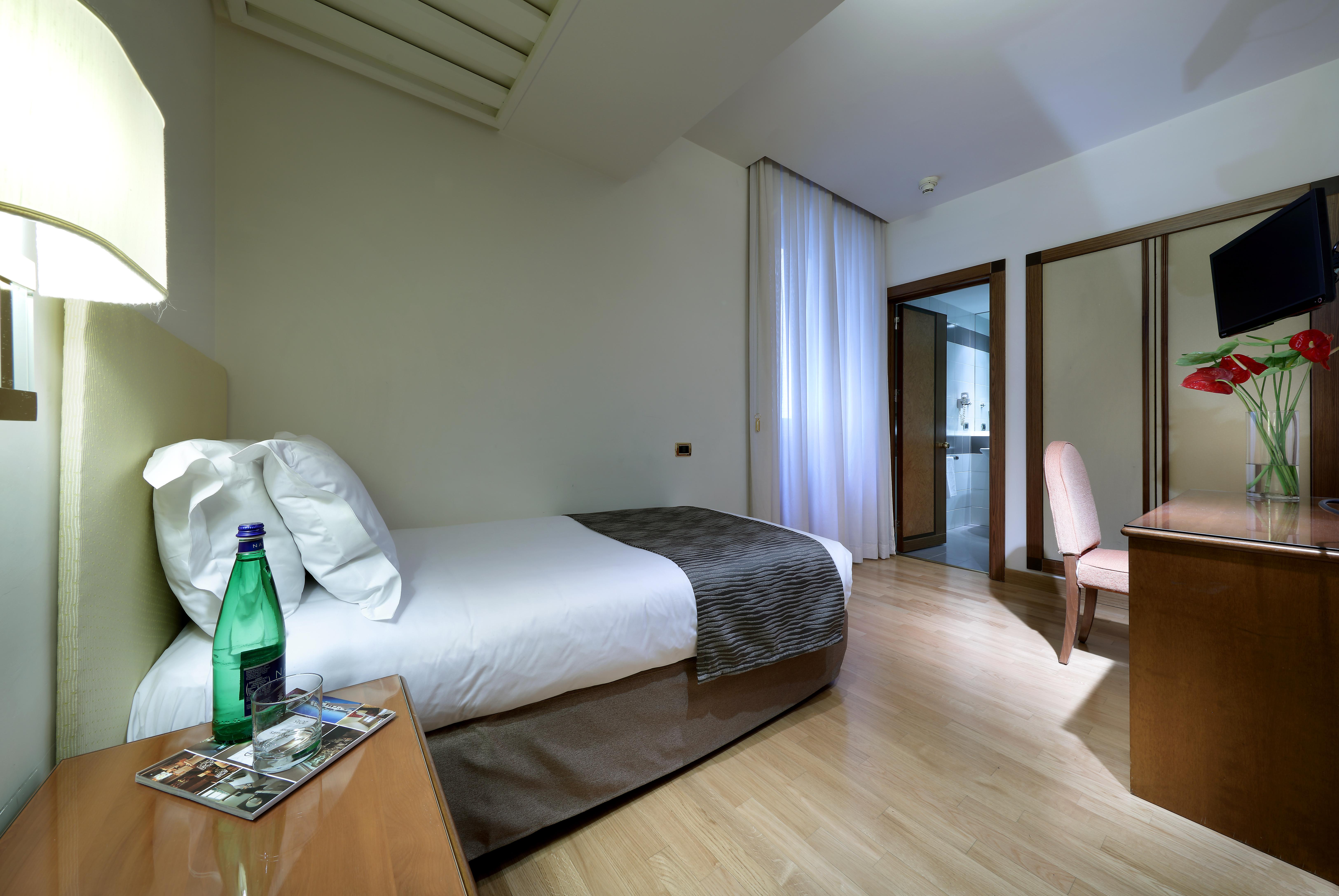 Exe Majestic Hotel Napoli Bagian luar foto