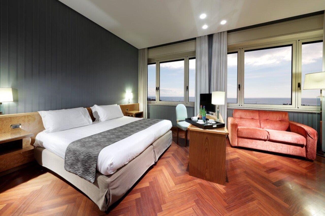 Exe Majestic Hotel Napoli Bagian luar foto