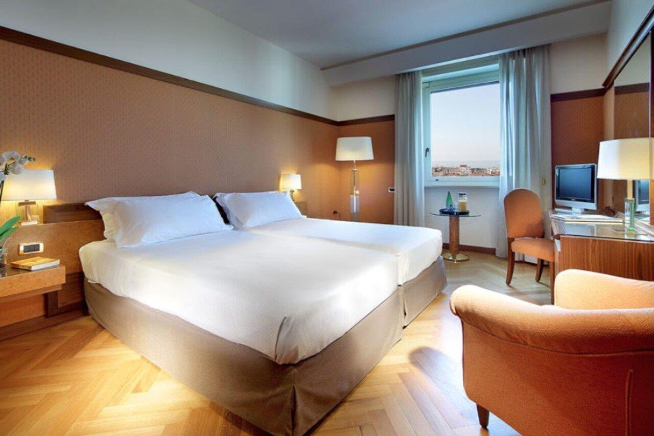 Exe Majestic Hotel Napoli Bagian luar foto
